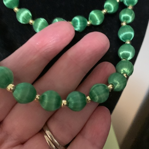 Beautiful emerald green necklace 30” long - Picture 5 of 7